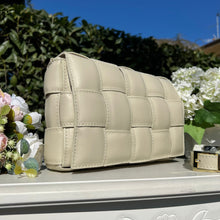 Lade das Bild in den Galerie-Viewer, Christelle