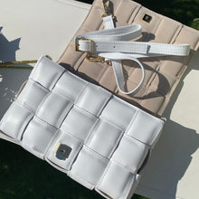 Lade das Bild in den Galerie-Viewer, Christelle